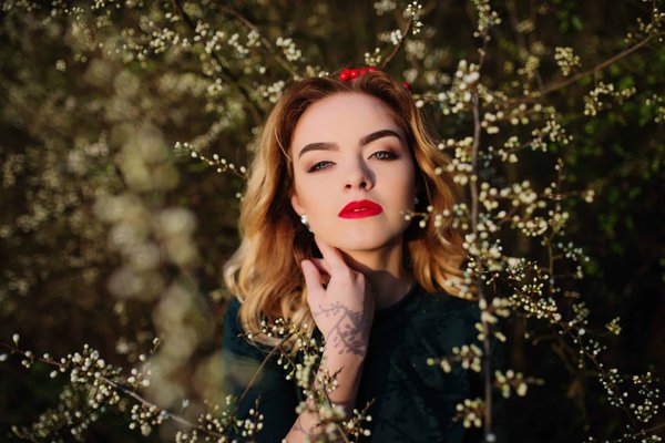 Comment porter des jupes plissées métalliques sans surcharger votre look ?