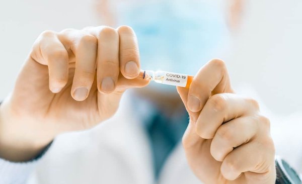 Quelles sont les meilleures pratiques de soins capillaires pour prévenir la casse et les fourches ?