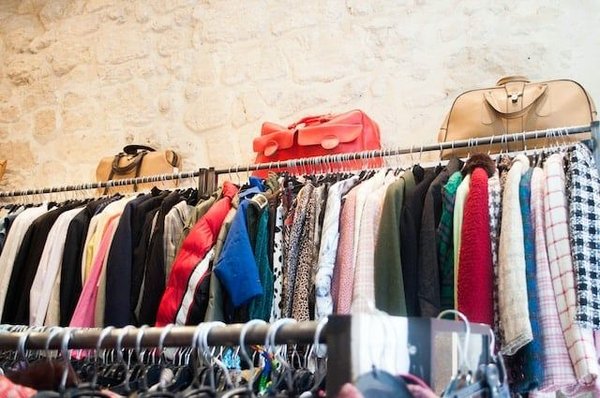 Quels sont les secrets pour faire de bonnes affaires dans les friperies de luxe ?