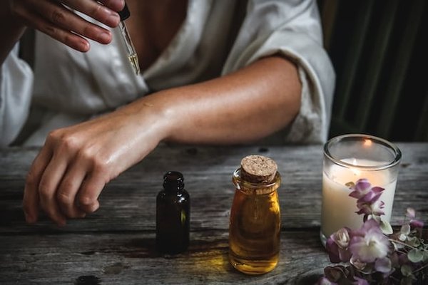 Comment utiliser l'huile de jojoba pour équilibrer les peaux mixtes ?