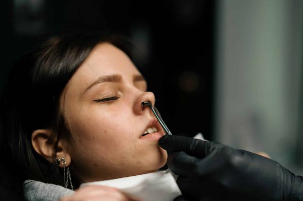 Douleur de piercing : pourquoi cela fait moins mal sur le nez ?