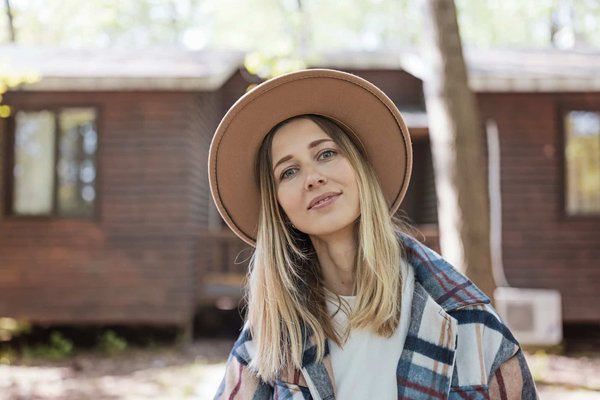 Plongez dans l'élégance rétro avec les chapeaux année 30 : un retour en force du style vintage !